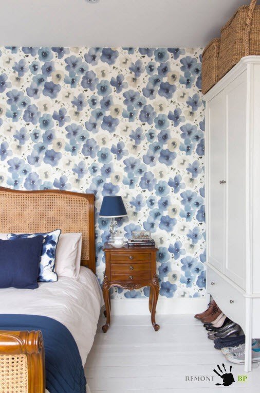 Mavi çiçekli yatak odası
