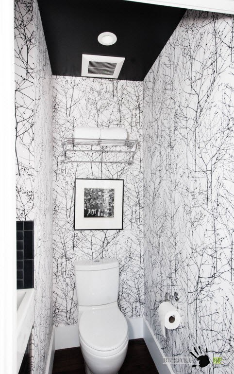 Beyaz ve siyah duvar kağıdı ile banyo tasarımı