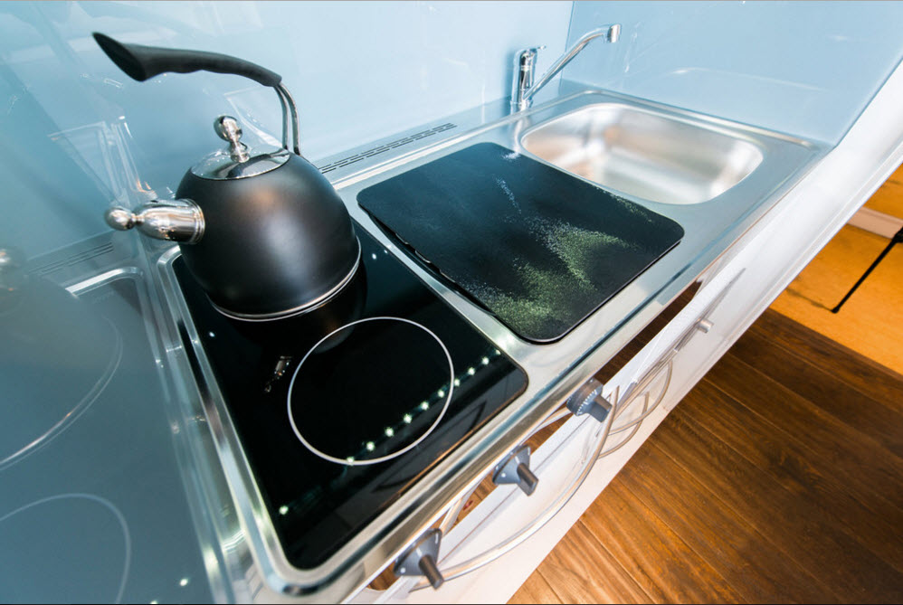 Eletrodomésticos, superfícies de trabalho e sistemas de armazenamento de cozinha