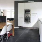 Chão da cozinha em mosaico preto