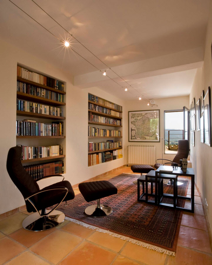 O interior de uma biblioteca estreita e longa