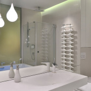 Banheiro em estilo minimalista