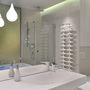 Banheiro em estilo minimalista