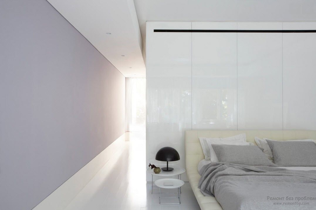 O uso de uma cor branca no interior do quarto no estilo minimalista