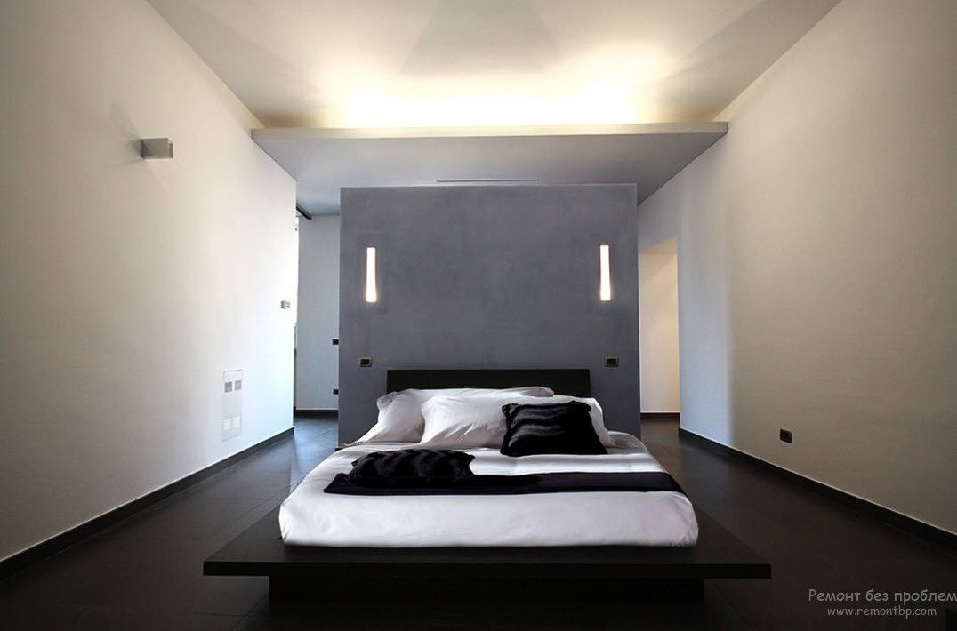 Plataforma de cama no interior do quarto no estilo minimalista