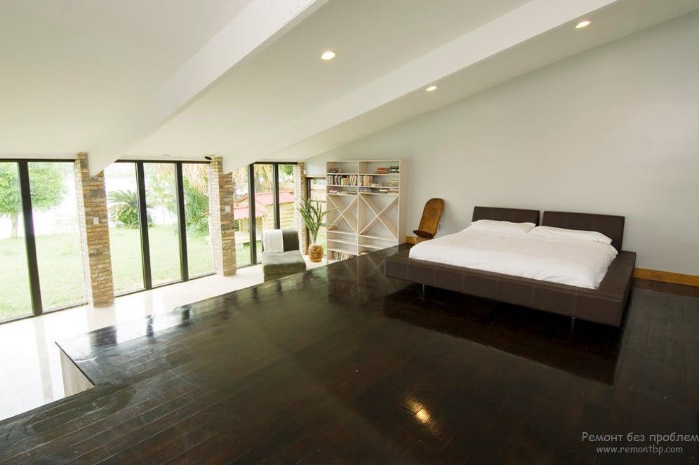 O design original de um quarto espaçoso no estilo minimalista