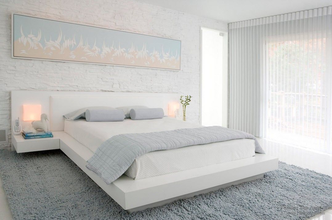 Painel leve e delicado na cabeceira da cama em um quarto branco