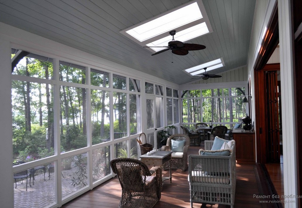 Design leggero di una veranda in vetro con mobili in vimini