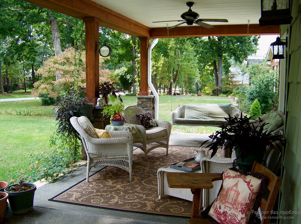 Progettazione di una piccola veranda aperta tra una vegetazione lussureggiante
