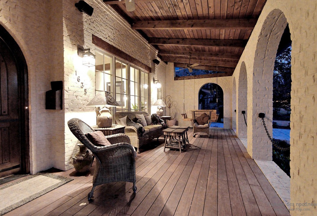 Il design originale di una veranda aperta con mobili in vimini