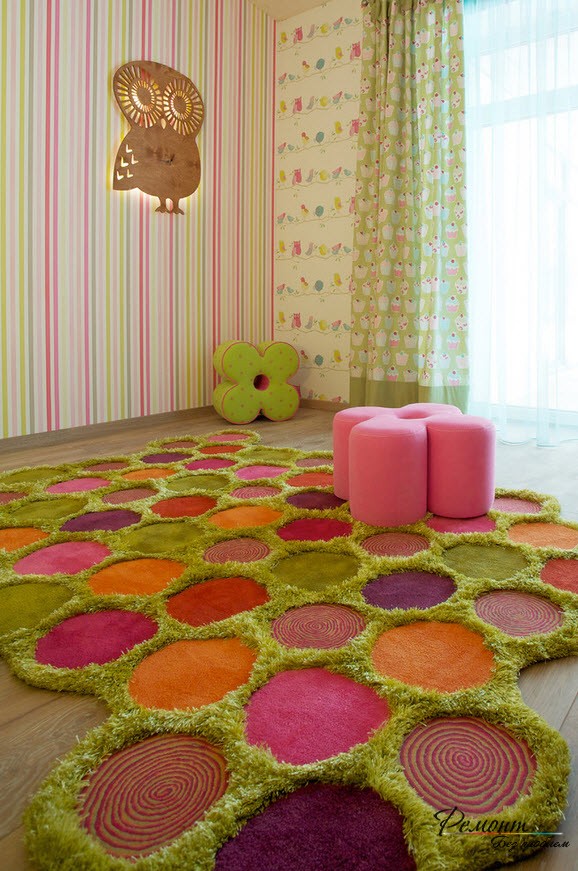 Çocuk odası, çeşitli ipliklerden yapılmış çok renkli heykel halısı sayesinde daha neşeli ve parlak görünüyor.