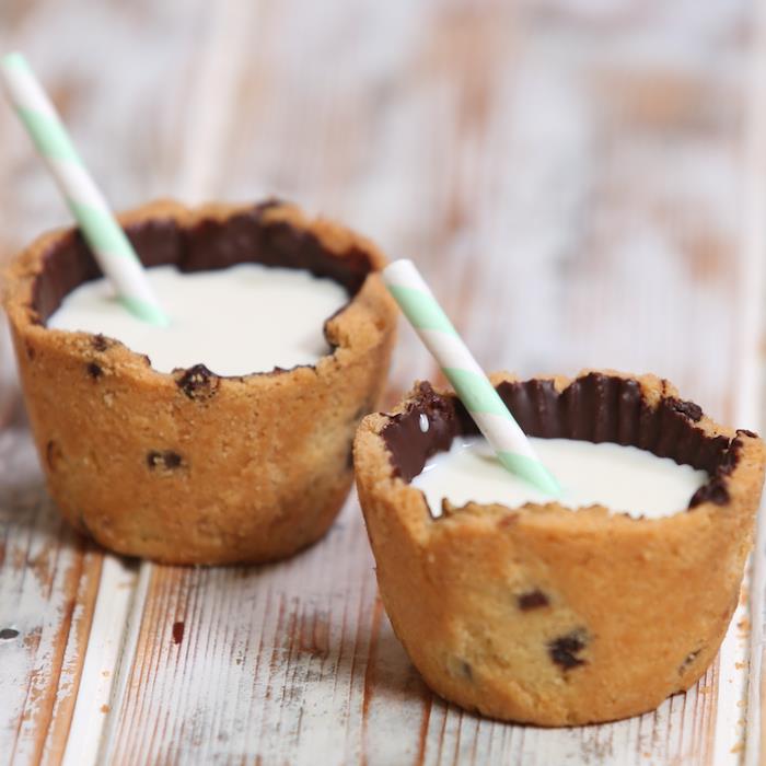 Tazzina di biscotti, piškoti con cioccolato, cannuccia di colore verde, cioccolato e latte