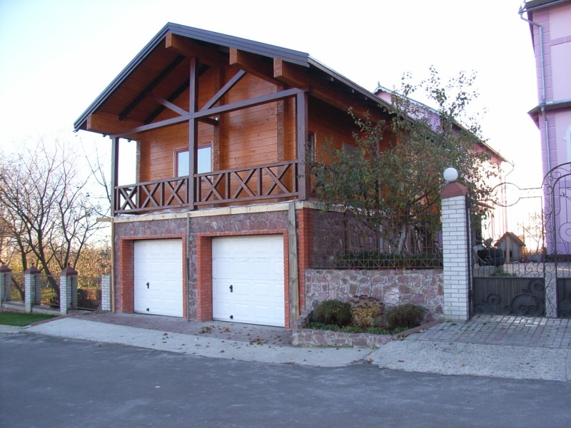 pequeña casa sobre el garaje