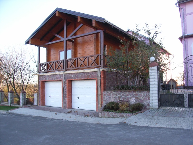 pequeña casa sobre el garaje