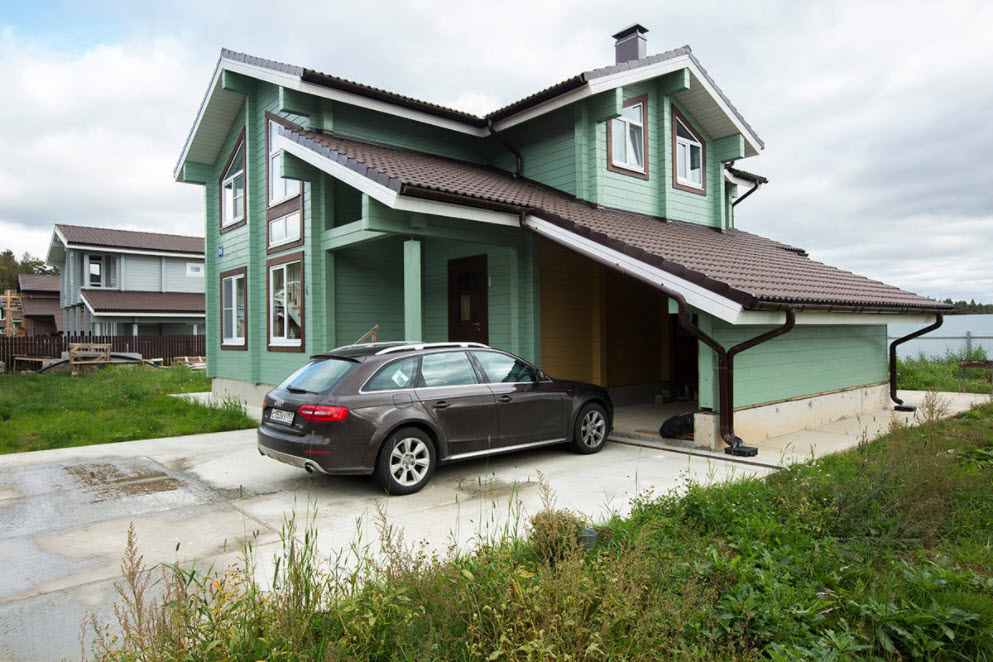 hiša z garažo, združena z eno streho