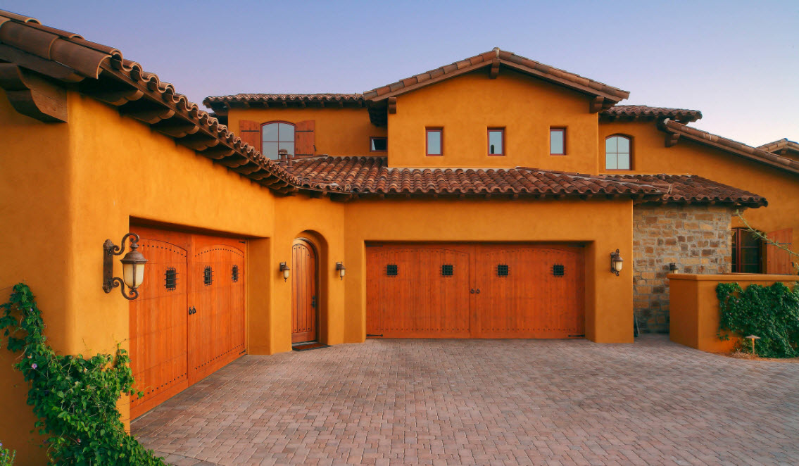 oranžna hiša z garažo