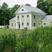 Beyaz süslemeli güzel açık yeşil ev