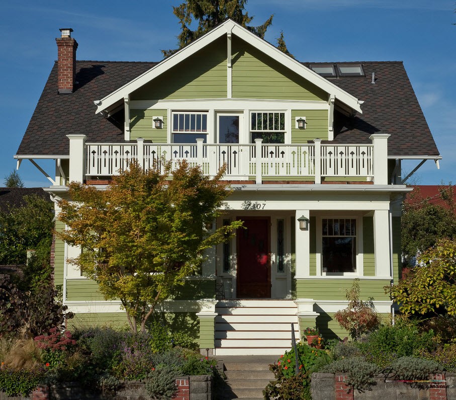 Zeytin renkli bir evin cephesi harika bir çözüm