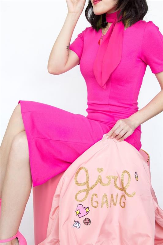 Giacca bombnik rosa, scritta su giacca, regalini fai da te, donna seduta