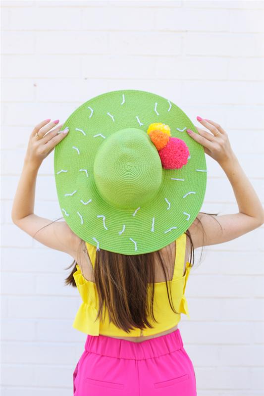 Cappello verde con pom pom, donna con top giallo, regalini fai da te