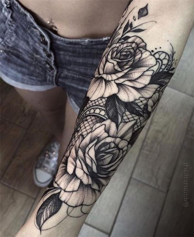 Tatuaggio avambraccio di una donna con disegni di fiori con petali