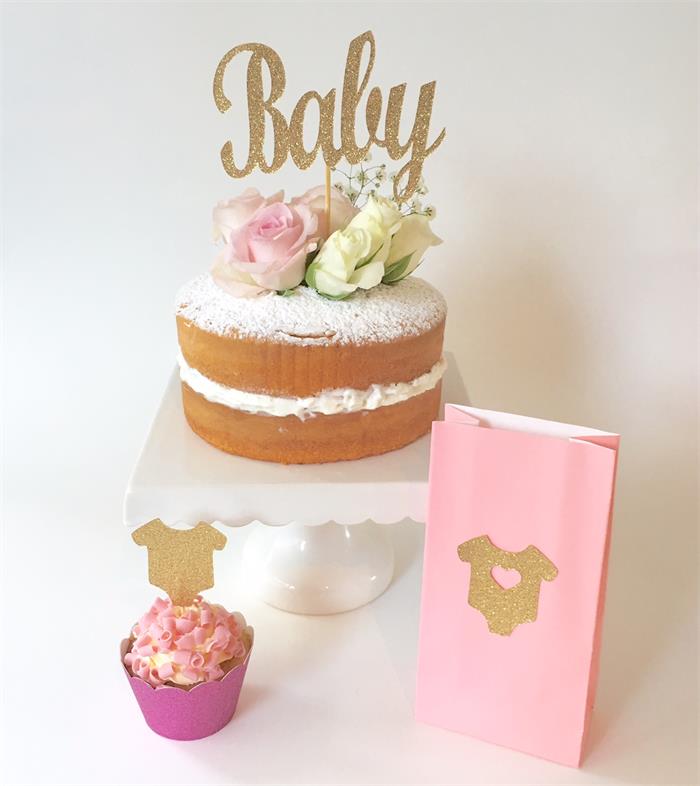 Bebek doğum günü pastası, bebeğin cinsiyetini pastanın ortasında pembe veya mavi şekerlerle yükseltmek için havalı çiçekler fikri ile basit dekorasyon