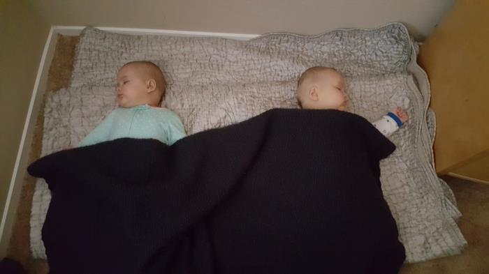 soba montessori s posteljo za dvojčka, otroško posteljico brez palic, kabinsko posteljo, pohištvo montessori, dva uspavana dojenčka