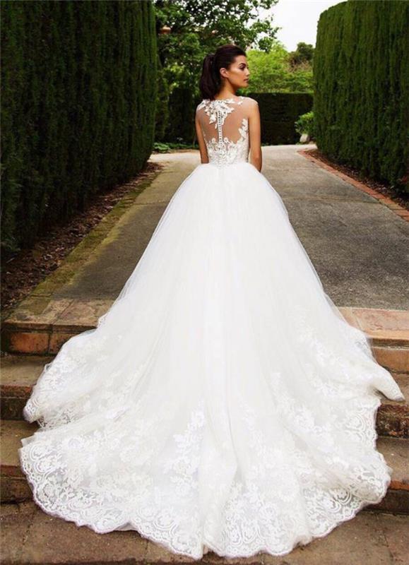 Lepa ideja, kako naj bi izgledala poročna obleka, dolg vlak, elegantna čipkasta obleka, poročna obleka princesa, bela dolga poročna obleka