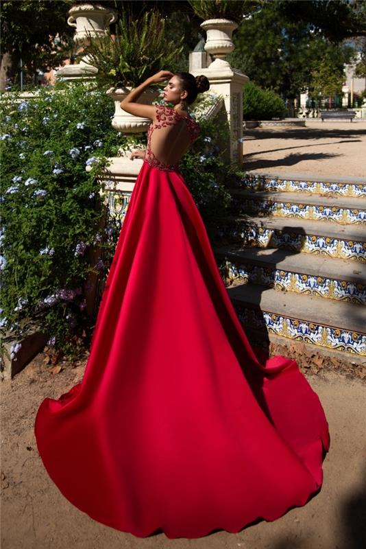 çiçekli dantel sırtlı güzel kırmızı resmi gece elbisesi, yüksek bir topuzla bağlanmış uzun saçlar için resmi saç modeli