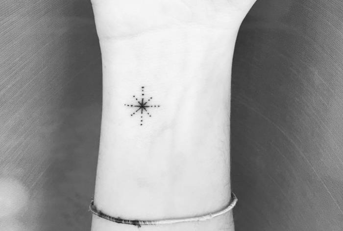 pikčasta zvezda, tetovaža na zapestju, sivo ozadje, ključne tetovaže, črno -bela fotografija