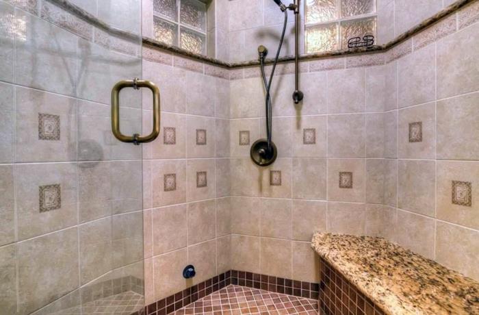 vonios kambaryje sumontuokite akmeninį suolą, stiklines sienas, grindis iš mažų mozaikinių plytelių