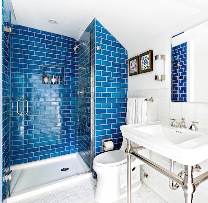 kopalnica v modrih ploščicah, barva leta 2020 v beli kopalnici s konzolnim umivalnikom in tuš kabino