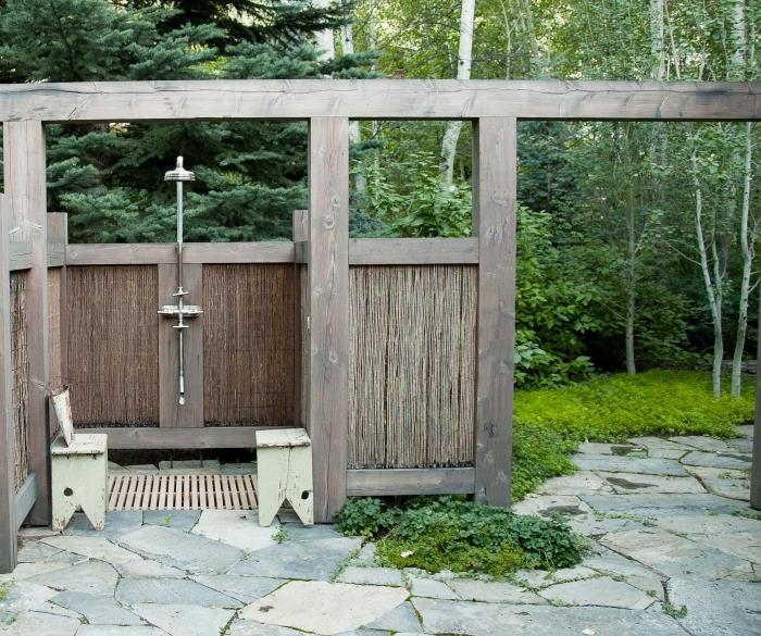 ahşap duş kabini ve ahşap duş teknesi ile sabit bir metal duş ile bir arka bahçenin nasıl kurulacağına örnek