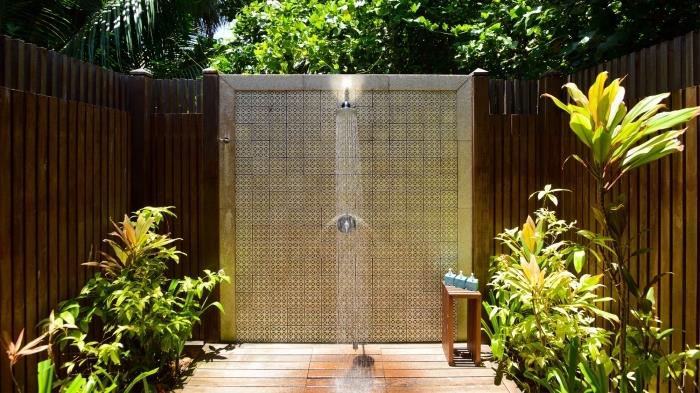 yağmur duşlu zen bahçe dekoru, ahşap teraslı bir arka bahçe nasıl düzenlenir ve metale sabitlenmiş duş