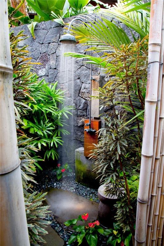 Japon tarzında küçük bahçe, metalden sabit dış mekan duşu ve fayans ve çakıl taşlarından duş teknesi tasarlayın