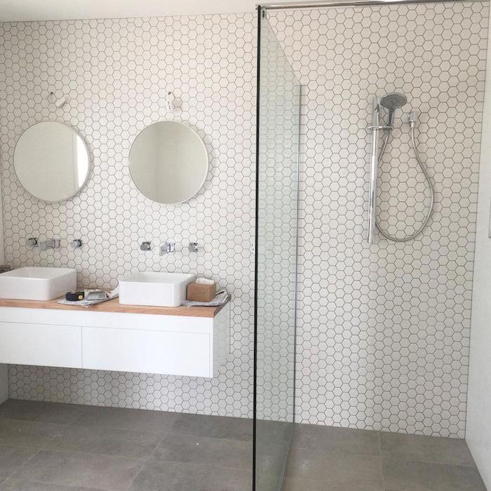 kopalnica odprta za voskana betonska tla in italijanski tuš s stekleno pregrado in dvojnim umivalnikom ter okroglimi ogledali