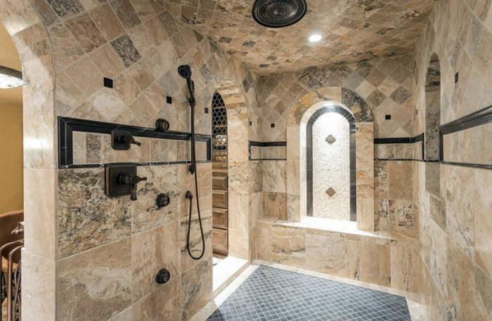 didelis vonios kambarys su lietaus dušu, travertino plytelėmis, mozaikinės grindys
