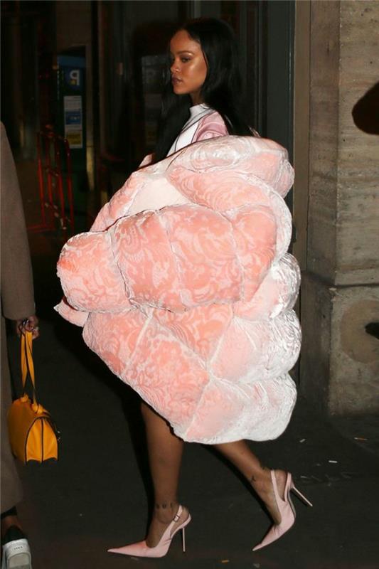 Rihanna z vroče roza puloverjem, prevelik prašno roza plašč