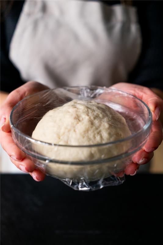 cam kaseye yerleştirilmiş hamur, naan ekmeği, plastik folyo ile kaplanmış