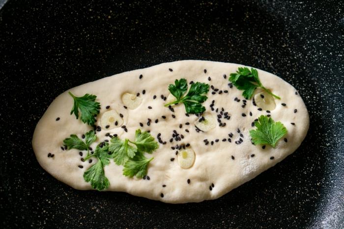 maydanoz ve sarımsaklı hamur, çörek otu, tavada pişmiş, naan ekmeği tarifi