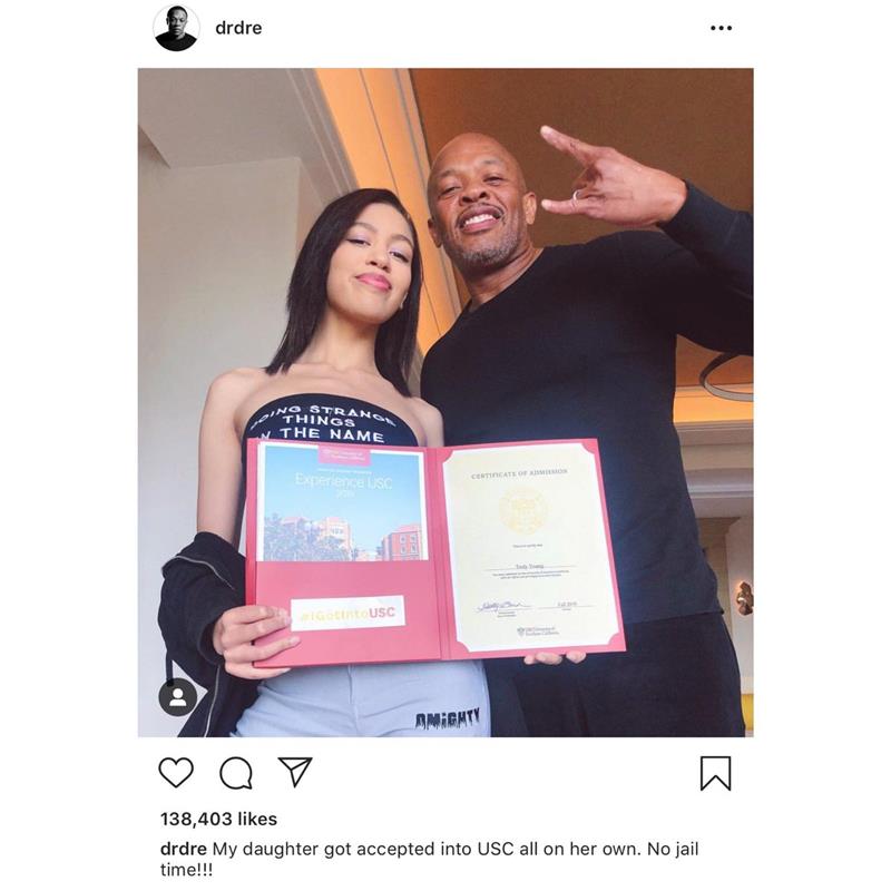 Dr Dre pozira s svojo novo sprejeto hčerko na USC s sarkastičnim sporočilom igralkama Felicity Huffman in Lori Loughlin
