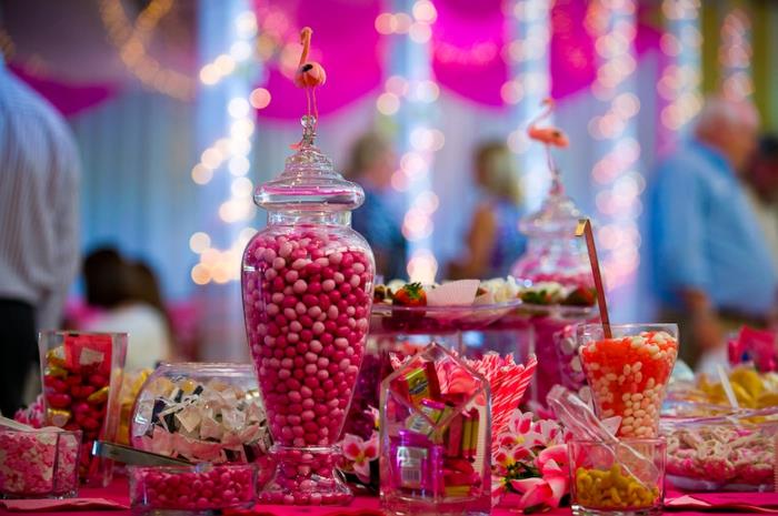 nikah şekeri fikri, badem şekeri, küçük çikolatalar, çikolatalı çilekler, şeker çubukları, pembe düğün dekorasyon fikri
