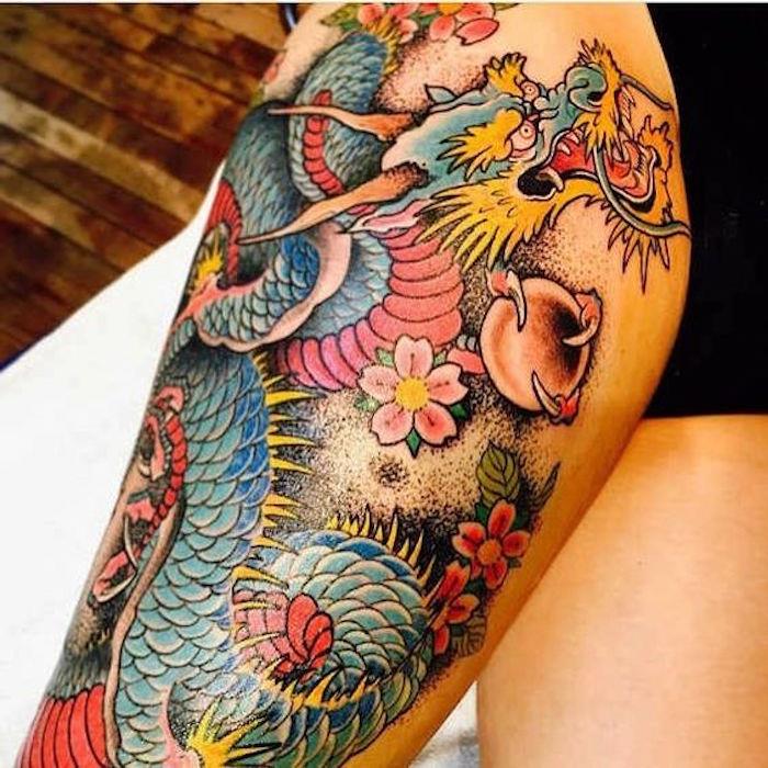 Japonijos šlaunies tatuiruotė Azijos drakono spalvomis