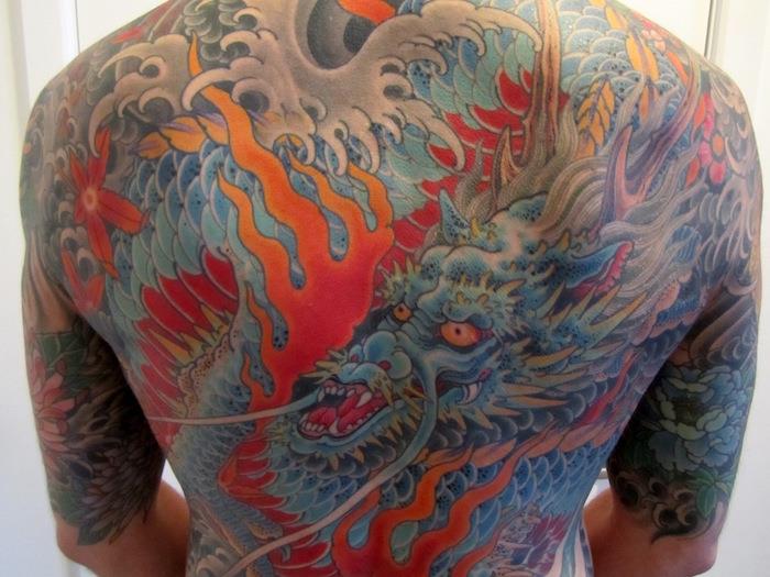 Japoniška spalvota nugaros drakono tatuiruotė