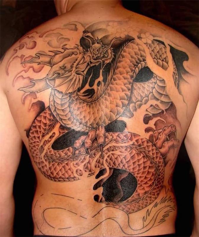 drakono tatuiruotė, reiškianti japonišką tatuiruotę ant nugaros