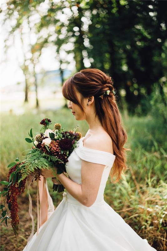 Düğün saç modeli, düğün saç örgüsü ve dalgalı saç, rustik düğün buketi