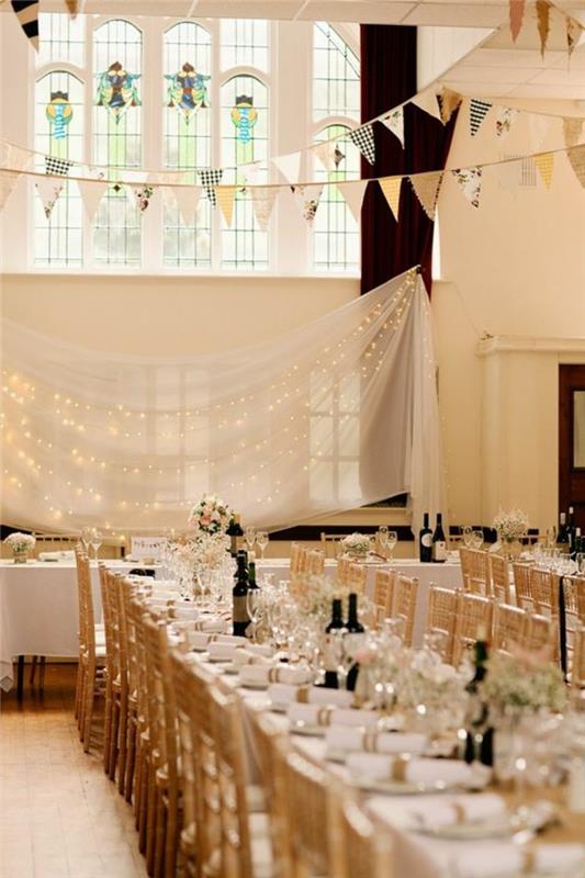 poroka-strop-zavesa-v-belem-poroka-dekoracija-s-svetlobnim vencem-velika-pravokotne mize