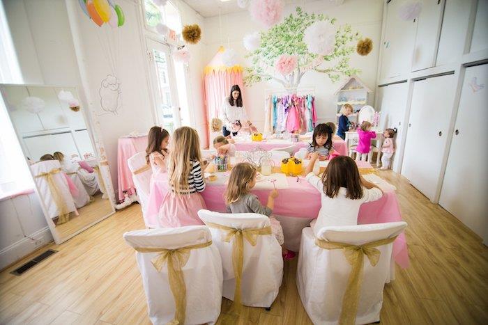 prenses yaratıcı etkinlikler, prenses gibi giyinmiş küçük kızlar, doğum günü 4 yıl anaokulu etkinlikleri