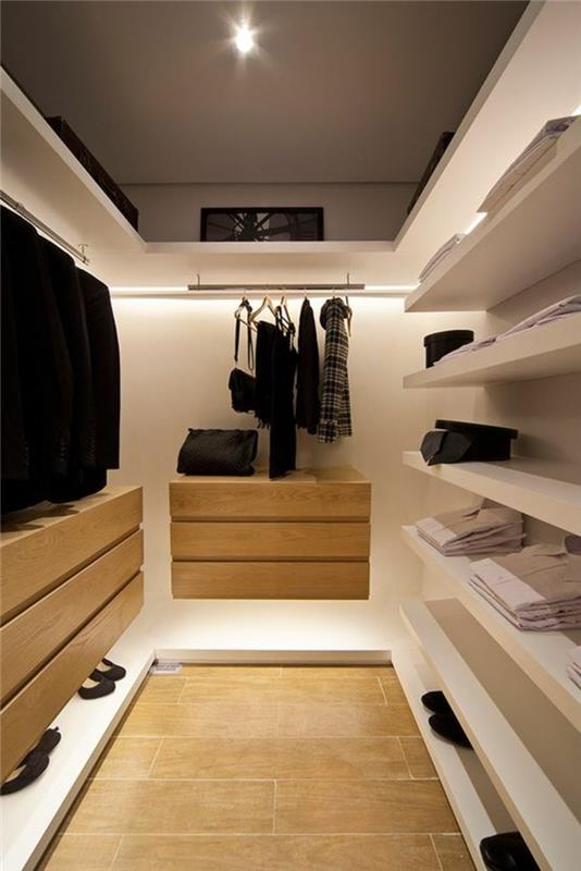 asma raflar, gardıroplar, minimalist alan tasarımı ile giyinme odası yatak odası