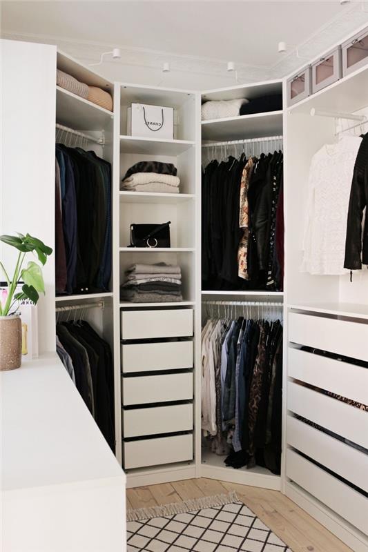 kampinis persirengimo kambarys su atvirų lentynų, strypų ir stalčių, kurie užima visas sienas, drabužių laikymo sistema